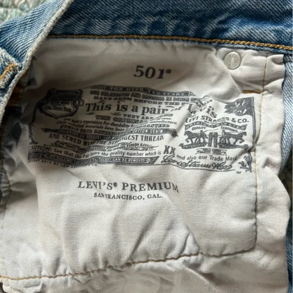 Levi’s 501 jeans with raw hem button fly in light wash - Picture 4 of 14